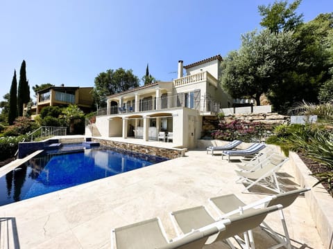 La Mandragora, belle Villa pour 6 personnes avec piscine à débordement et vue mer à La Londe-les-Maures Villa in La Londe-les-Maures