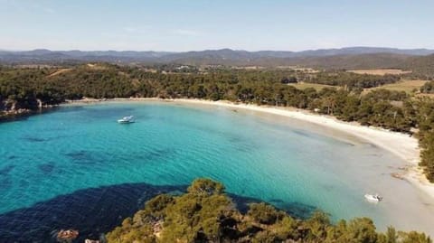 La Mandragora, belle Villa pour 6 personnes avec piscine à débordement et vue mer à La Londe-les-Maures Villa in La Londe-les-Maures