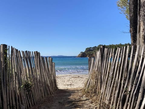 La Mandragora, belle Villa pour 6 personnes avec piscine à débordement et vue mer à La Londe-les-Maures Villa in La Londe-les-Maures