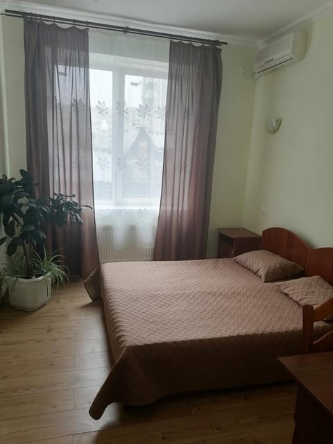 Shower, Toilet, Coffee/tea facilities, towels, wardrobe, air conditioner