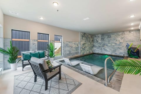 Indoor Pool - 20 Guest Capacity - 1 Mile To Parkway Chalet in Sevierville