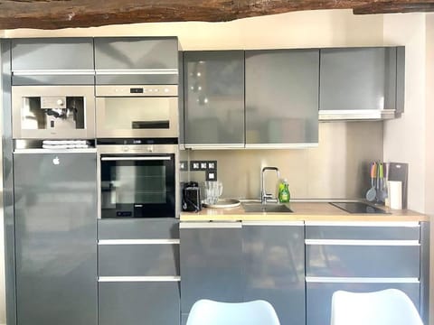 Coffee/tea facilities, Kitchen or kitchenette, dishwasher, oven, stove, toaster