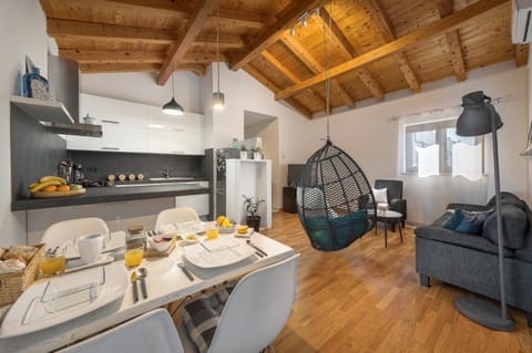 Kitchen or kitchenette, Living room, Seating area, Dining area