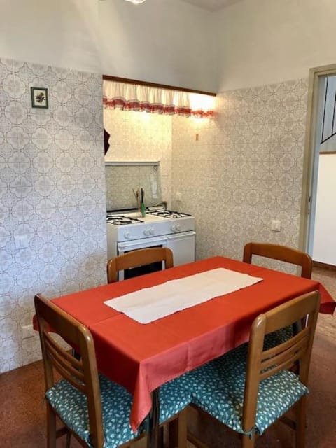 Kitchen or kitchenette, Dining area, stove