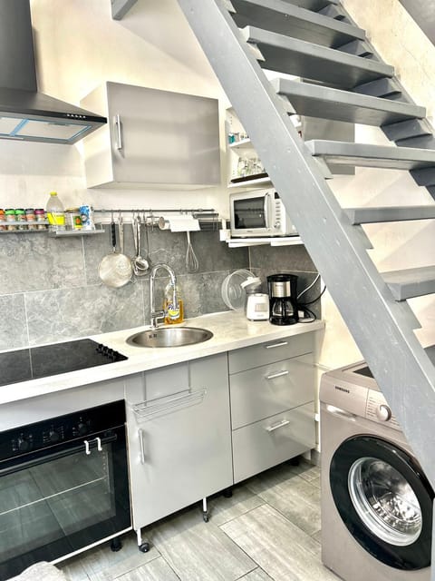 Kitchen or kitchenette, oven, stove