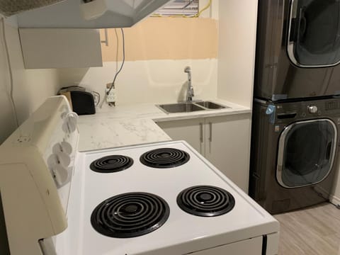 Kitchen or kitchenette, washing machine, dryer