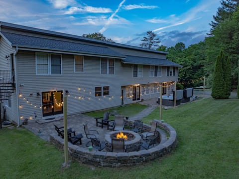 Hot Tub, fireplace