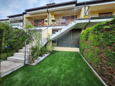 Facade/entrance, Balcony/Terrace