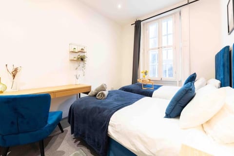Sleeps 5! Perfect for Work & Family Stays - FREE Parking & WiFi Apartment in Leeds