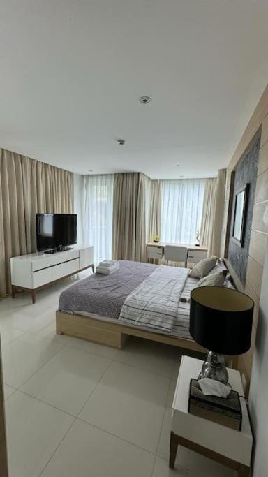 Baycliff Residence 3-Bedroom Apartment 160 m2 with Sea View Terrace Apartment in Patong