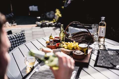 Patio, Day, Balcony/Terrace, Food and drinks