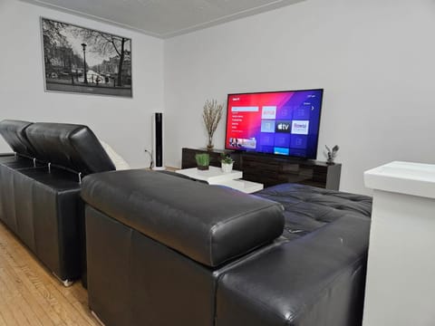 Communal lounge/ TV room, TV and multimedia, Living room, Seating area, Evening entertainment