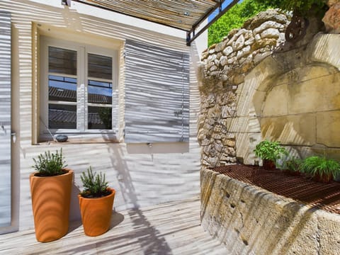 Maison de village rénovée avec jardin et bassin à Mouriès, idéale pour 6 personnes - FR-1-599-107 House in Arles