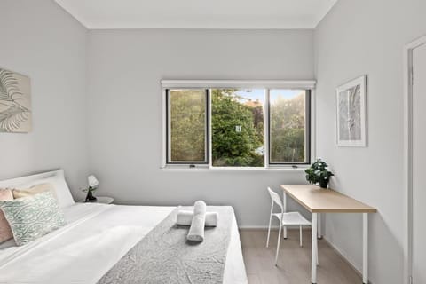 Modern Private Double Room - Centrally Located - Shared Bathroom Bed and Breakfast in Sydney