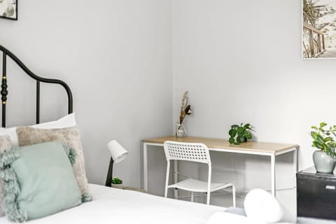 Cozy Queen Room - Nearby Transport & Shop - Shared Bathroom Bed and Breakfast in Sydney