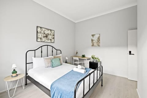 Cozy Queen Room - Nearby Transport & Shop - Shared Bathroom Bed and Breakfast in Sydney