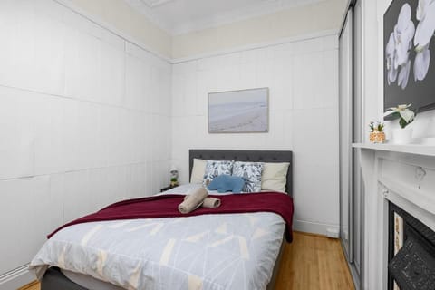 Elegant Double Room - Mins to Transport and Stores - Shared Bathroom Übernachtung mit Frühstück in Lidcombe