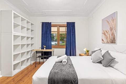 Cozy Double Room - Near Transport & Shops - Shared Bathroom Bed and Breakfast in Sydney