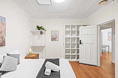 Cozy Double Room - Near Transport & Shops - Shared Bathroom Bed and Breakfast in Sydney