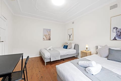 Grand Quadruple Room - Near Stations & Shops - Shared Bathroom Bed and Breakfast in Sydney