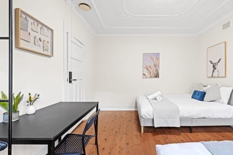 Grand Quadruple Room - Near Stations & Shops - Shared Bathroom Bed and Breakfast in Sydney