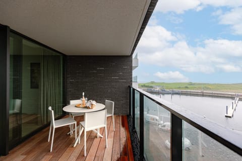 Balcony/Terrace, Dining area, Lake view