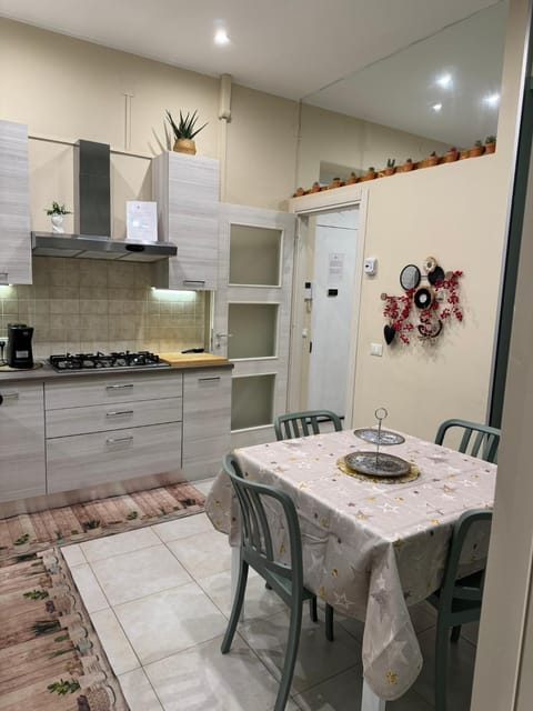 Kitchen or kitchenette, Dining area, oven, stove