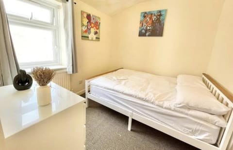 Splendid Seven Sleeper House - Perfect for Contractors! Apartment in Southampton