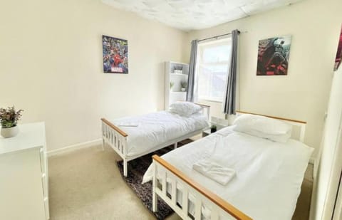 Splendid Seven Sleeper House - Perfect for Contractors! Apartment in Southampton