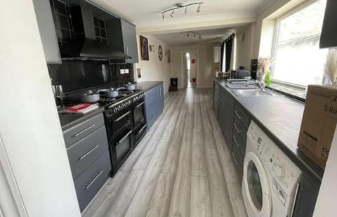 Splendid Seven Sleeper House - Perfect for Contractors! Apartment in Southampton