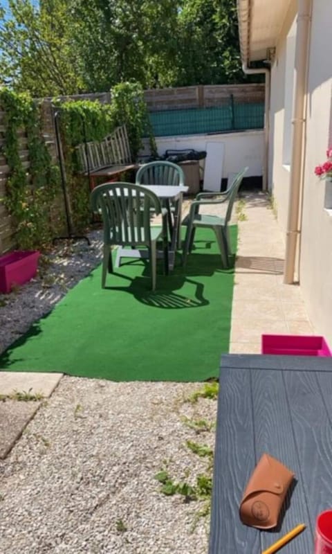 Property building, Balcony/Terrace, Living room