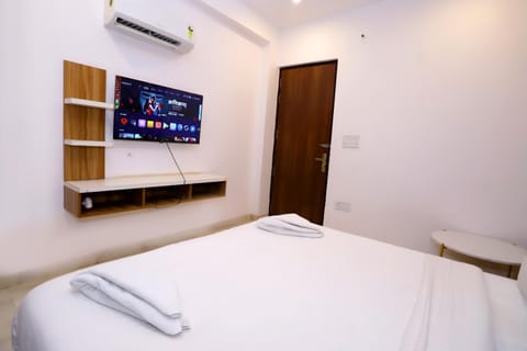 Bed, TV and multimedia, Photo of the whole room, Bedroom, towels, wardrobe, air conditioner