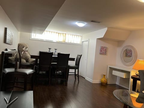 Cozy 2BR Apartment Basement Wohnung in Richmond Hill