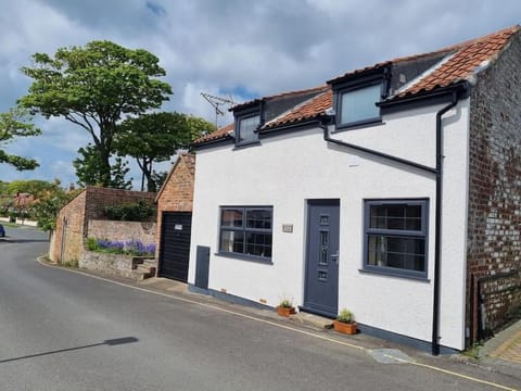 Trinket - The Cliff Top Cottage House in Bridlington