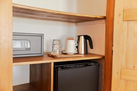 Coffee/tea facilities, minibar, safe