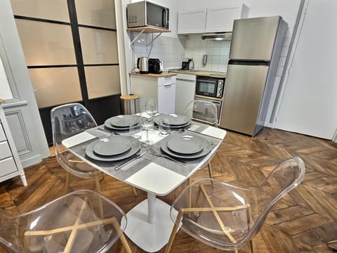 Kitchen or kitchenette, Dining area