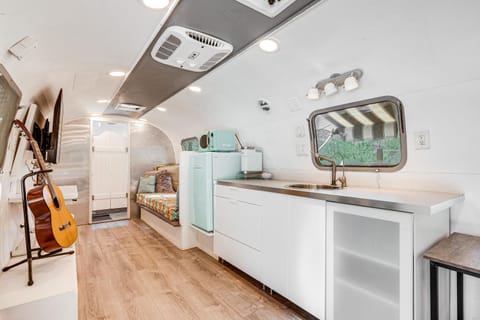 Retro Airstream with Hot Tub, 8 Mi to Sequoia NP! Apartment in Three Rivers