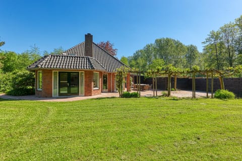 Forest Villa with shared pool & Eco Wellness Villa in Zeewolde