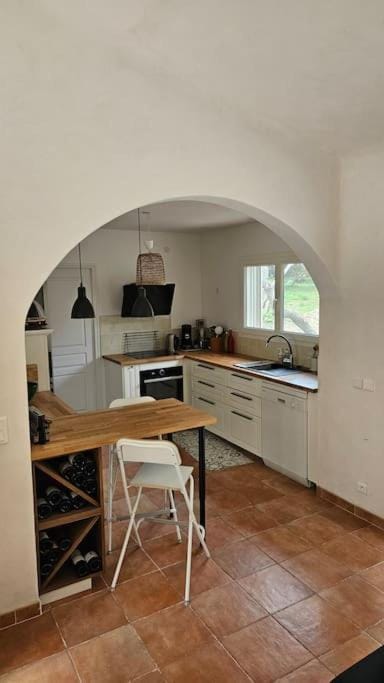 Kitchen or kitchenette, Dining area, stove