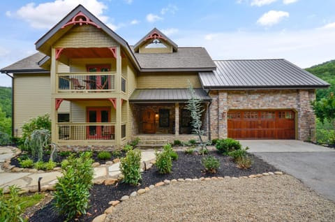 Mossy Brook Lodge by Stony Brook Cabins House in Gatlinburg