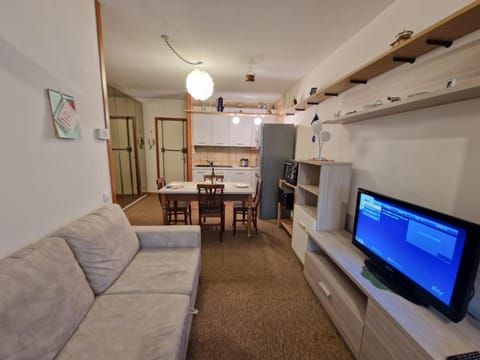 Kitchen or kitchenette, Seating area