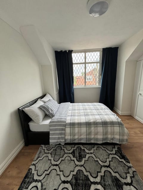 Spacious 3 Bedroom Semi-Detached House Bed and Breakfast in Croydon