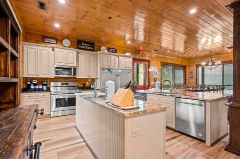 Greystone Retreat by Stony Brook Cabins Cabin in Greystone Heights