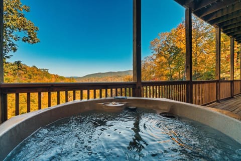 20 Off, Mtn Views, Hottub, Games, 4 Suites, Pets House in Pittman Center