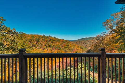 20 Off, Mtn Views, Hottub, Games, 4 Suites, Pets House in Pittman Center