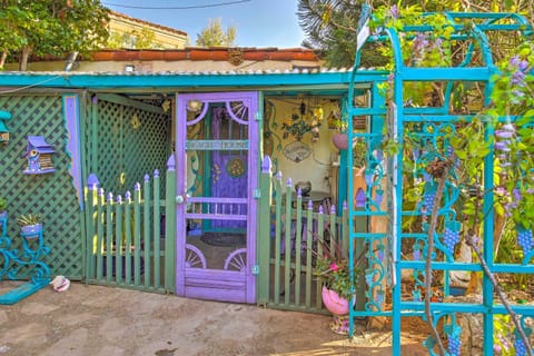 Beautiful flower garden cottage Apartment in Santa Monica