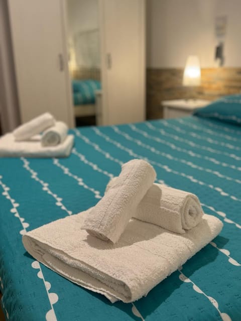 Bed, TV and multimedia, Balcony/Terrace, Balcony/Terrace, Photo of the whole room, Bedroom, towels, wardrobe, air conditioner