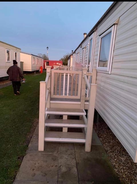 L/a caravan hire Campground/ 
RV Resort in Chapel Saint Leonards