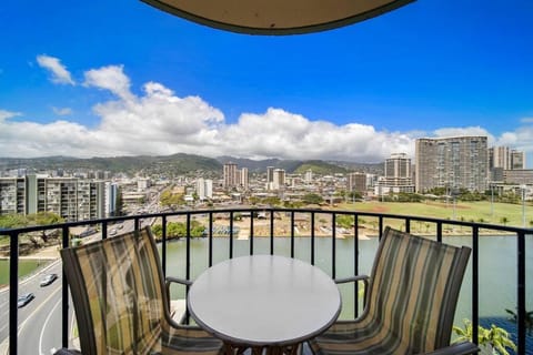 Waikiki Ocean Fantasy, Free Parking, Beach Supplies Apartment in McCully-Moiliili