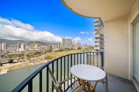 Waikiki Ocean Fantasy, Free Parking, Beach Supplies Apartment in McCully-Moiliili